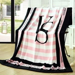 Victoria's Secret 💖 blanket brand new!